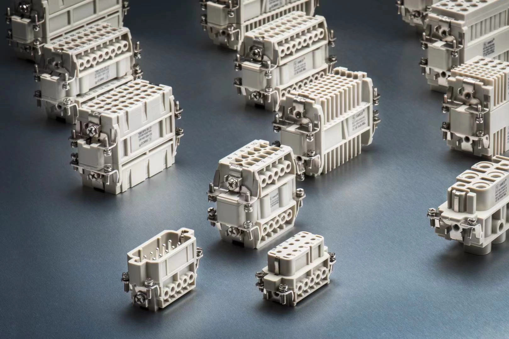 ¿Cuáles son las características de los conectores rectangulares?